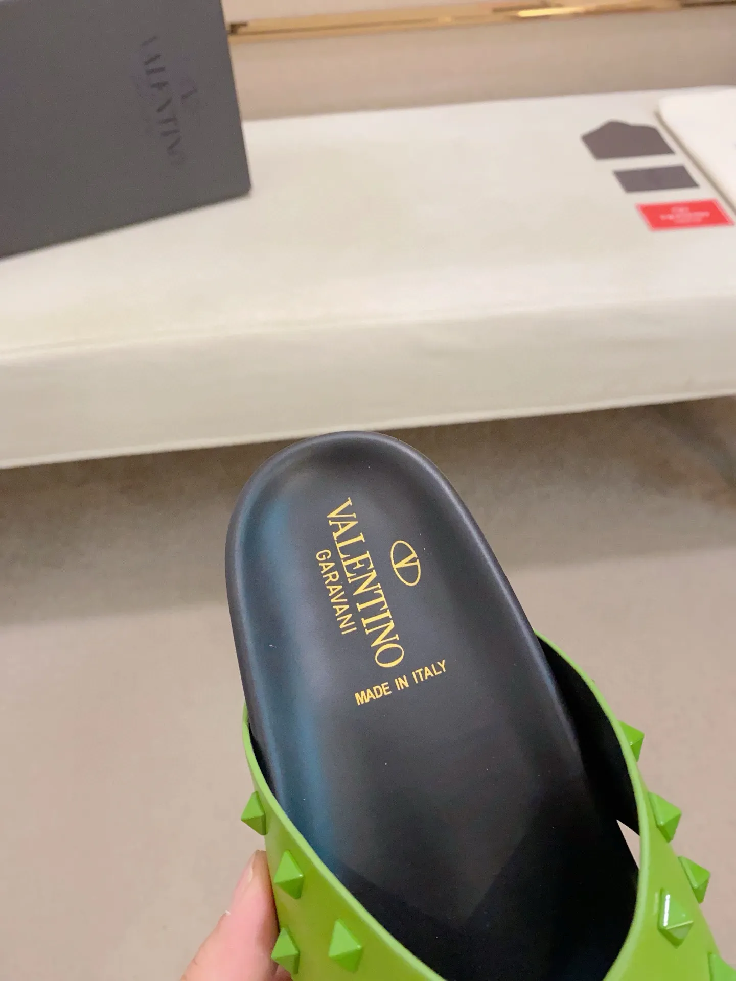 Men's shoes💰: 440💰[Valentino] New men's boutique slippers, counter quality, classic plaid, the actual workmanship is quite complex🔰The uppers are made of imported fabrics➕🐑Sheepskin lining, which tests the craftsman's craftsmanship➕original PU outsole. Size: 38-44 (45 can be customized, non-refundable)